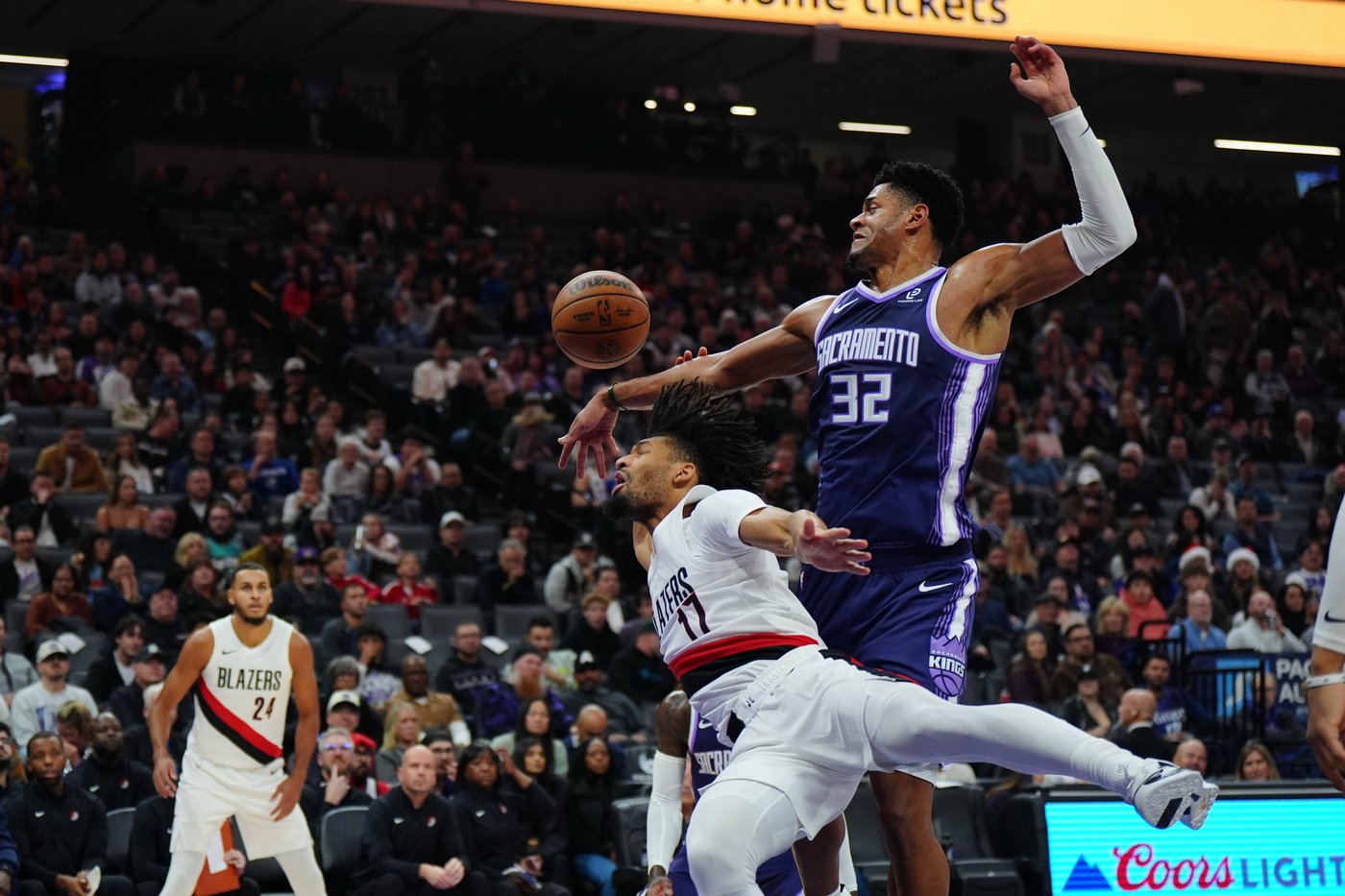 Trail Blazers beats Kings 98-93 to sweep home-and-home series | iNFOnews.ca Trail Blazers beats Kings 98-93 to sweep home-and-home series | iNFOnews.ca