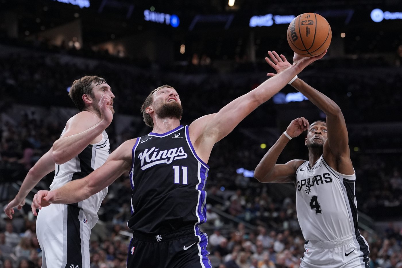 Kings' Domantas Sabonis has partial meniscus tear and is expected to miss at least a month | iNFOnews.ca