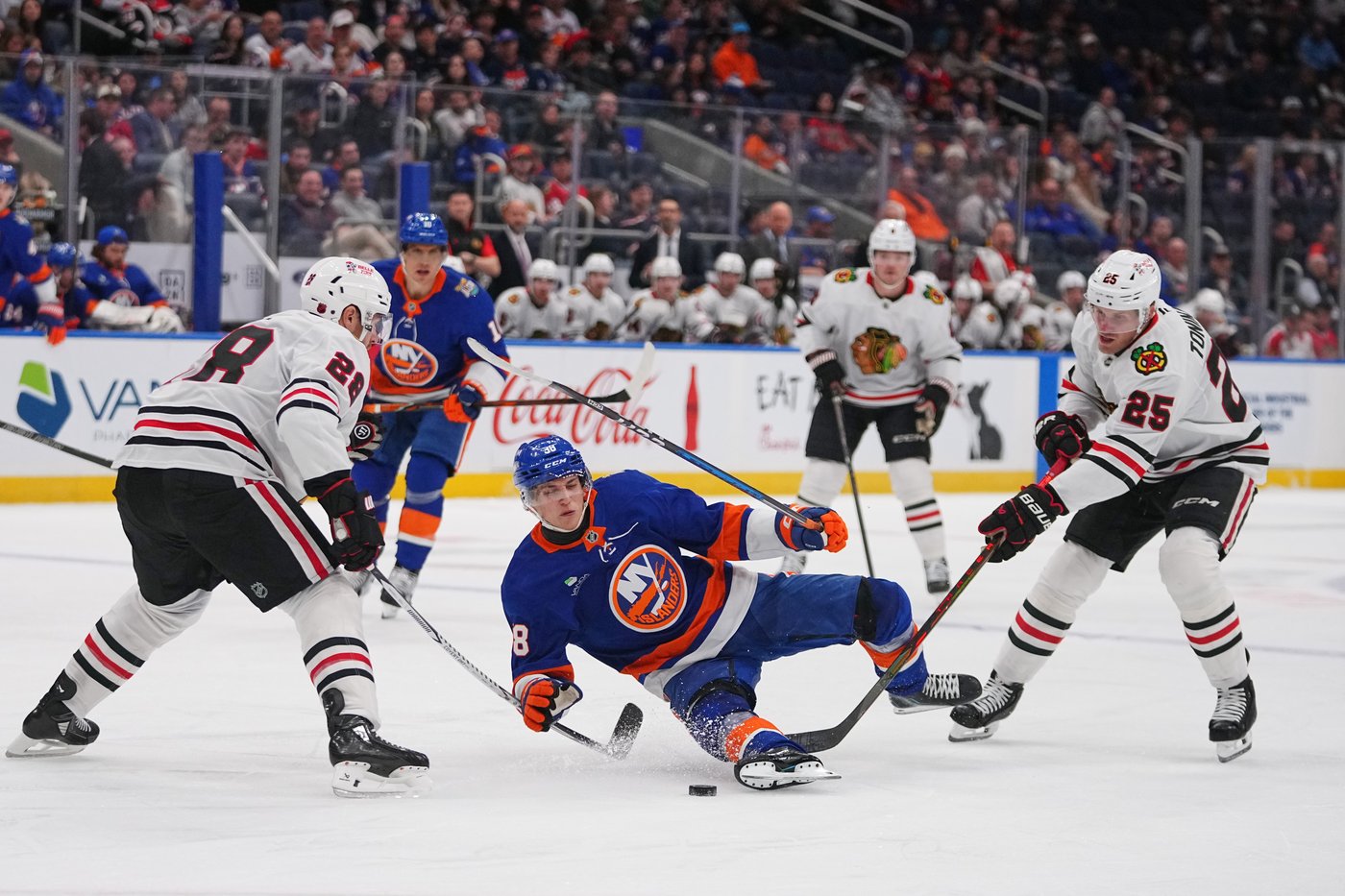 Bo Horvat scores twice as Islanders beat Blackhawks 4-1 | iNFOnews.ca Bo Horvat scores twice as Islanders beat Blackhawks 4-1 | iNFOnews.ca