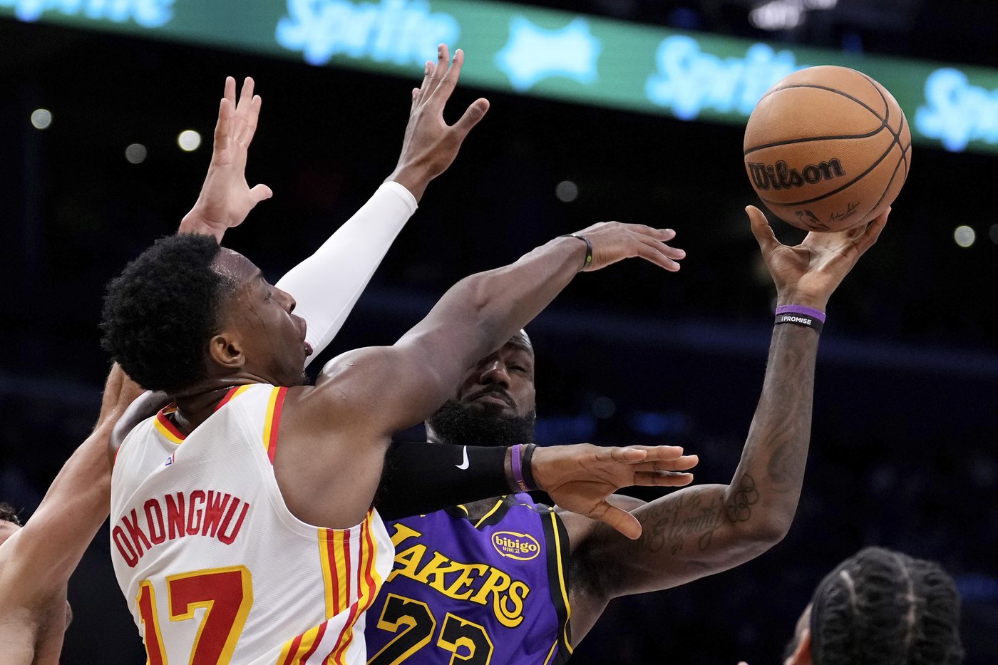 LeBron James breaks Jordan's record for 30-point games in Lakers' 119-102 win over Hawks | iNFOnews.ca LeBron James breaks Jordan's record for 30-point games in Lakers' 119-102 win over Hawks | iNFOnews.ca