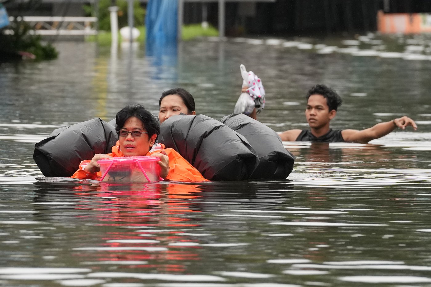 Rain eases in Bangkok but persistent flooding forces thousands to leave home | iNFOnews.ca Rain eases in Bangkok but persistent flooding forces thousands to leave home | iNFOnews.ca