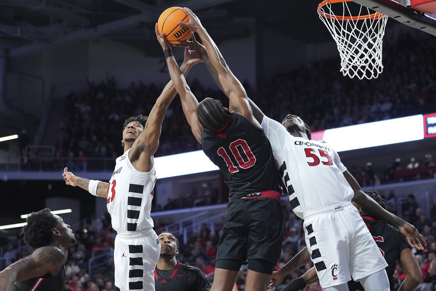Simas Lukosius, Jizzle James each score 19 points and No. 17 Cincinnati beats Nicholls State 86-49 | iNFOnews.ca
