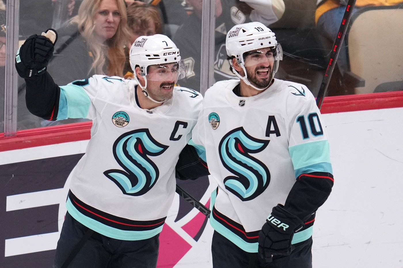 'When the group chat's going, that's a good sign': NHLers talk locker-room vibes | iNFOnews.ca