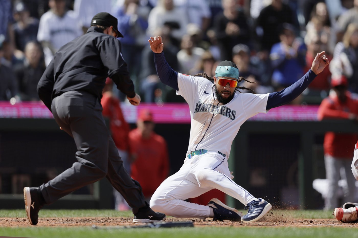 Surging Mariners beat Angels 9-3; Trout leaves game early with sore knee | iNFOnews.ca Surging Mariners beat Angels 9-3; Trout leaves game early with sore knee | iNFOnews.ca