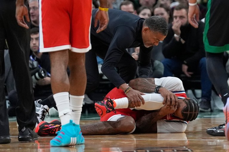 Clippers F Derrick Jones Jr. helped to locker room with apparent knee injury following a collision | iNFOnews.ca