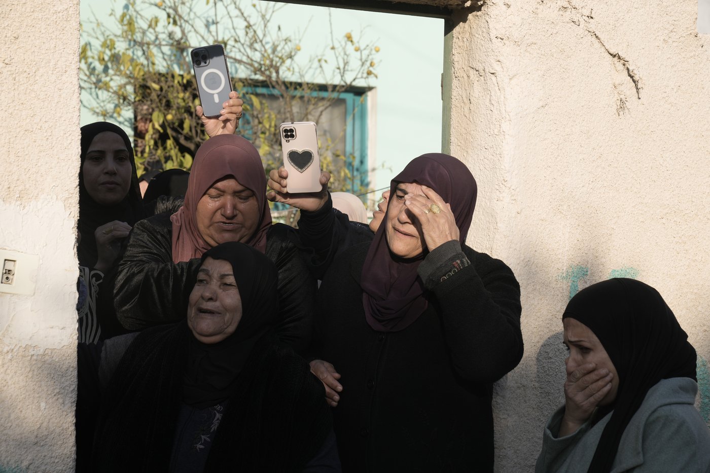 Middle East latest: Israeli strikes on Gaza hospital wound 3, Netanyahu vows 'iron fist' in Lebanon | iNFOnews.ca