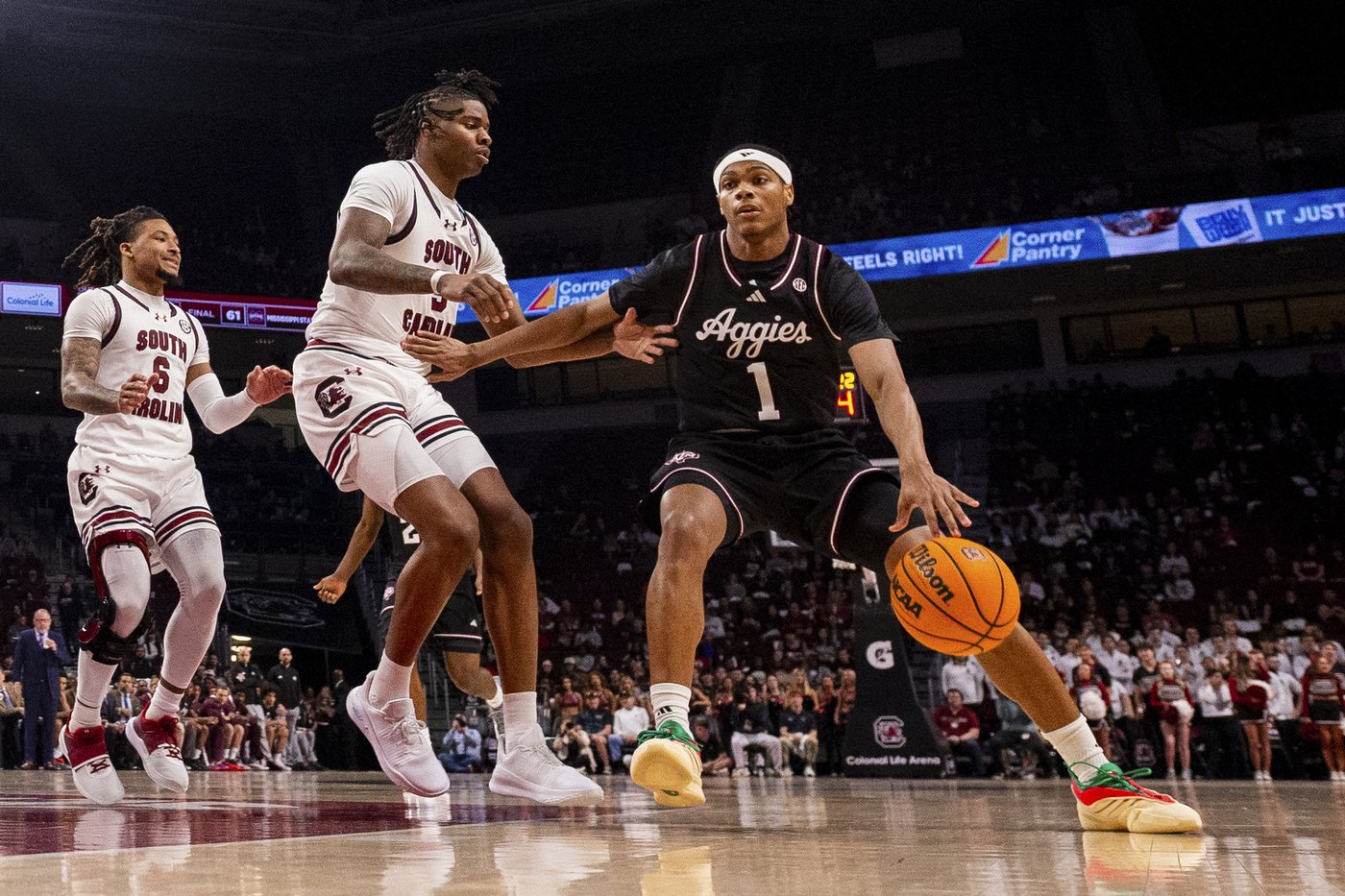Taylor scores 25 points with 7 3-pointers to lead No. 13 Aggies to 76-72 victory over Gamecocks | iNFOnews.ca