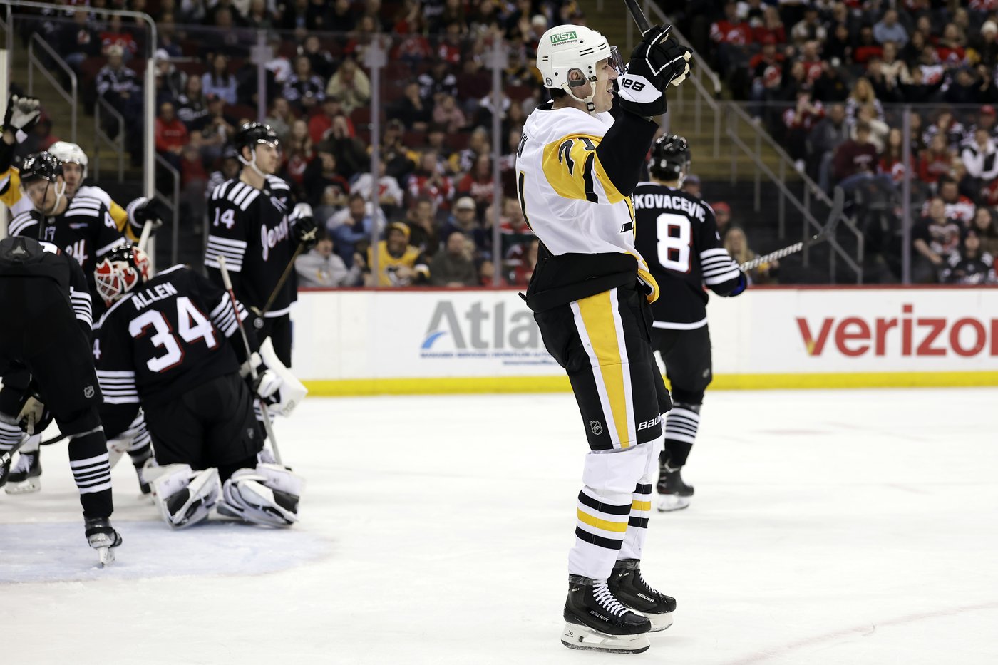 Crosby, Malkin help Penguins rally from 2 goals down to beat Devils 4-2 | iNFOnews.ca