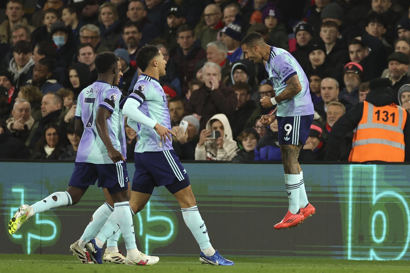 Man City crisis deepens after another loss, Arsenal closes gap on Liverpool | iNFOnews.ca