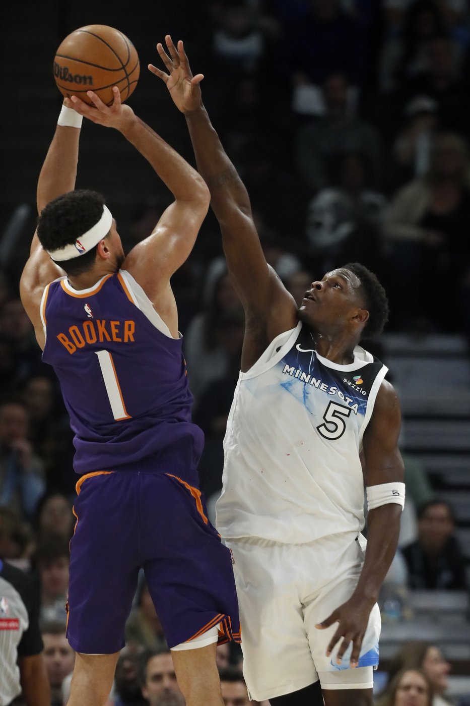 Randle hits 3 at the buzzer to lift Timberwolves over Booker, Suns with 120-117 win | iNFOnews.ca Randle hits 3 at the buzzer to lift Timberwolves over Booker, Suns with 120-117 win | iNFOnews.ca