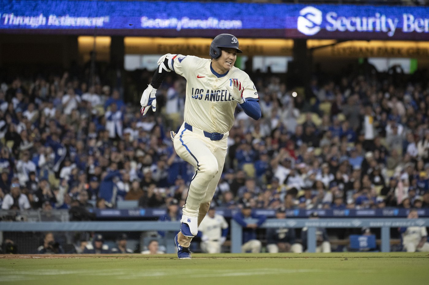 Teoscar Hernández hits tiebreaking homer in 8th inning and Dodgers beat Pirates 8-4 | iNFOnews.ca