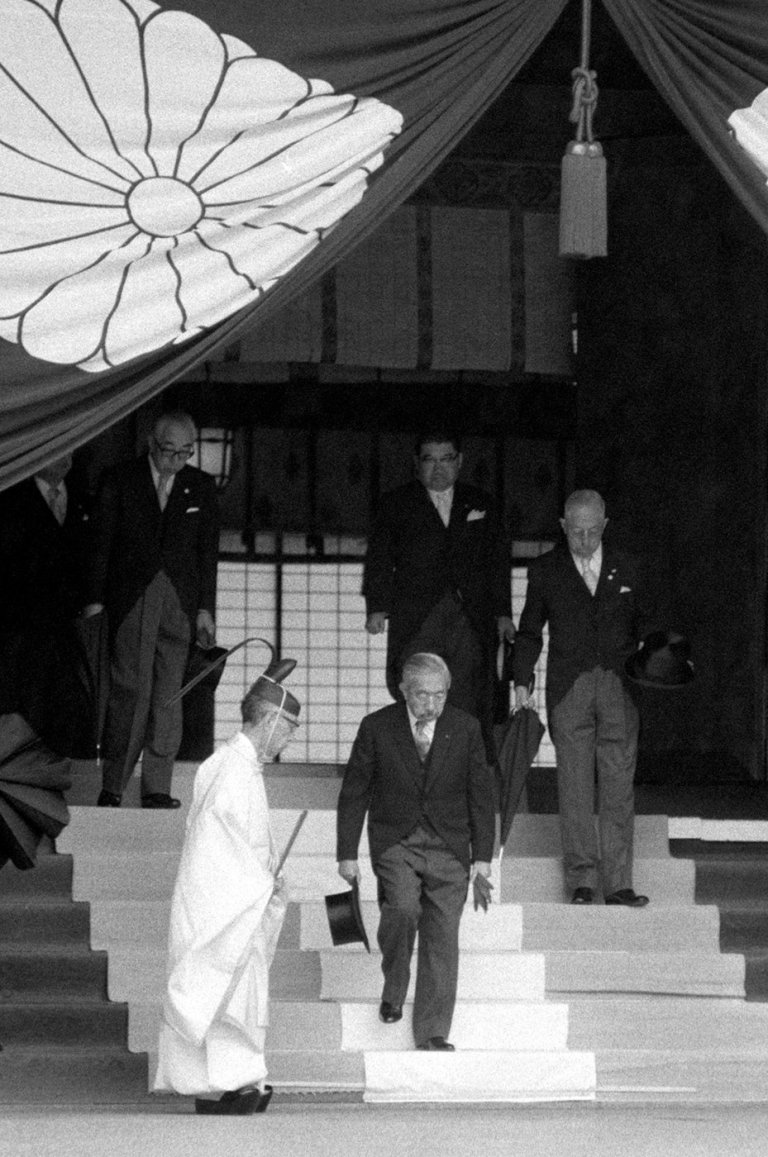 Japanese Defense Minister Koizumi prays at shrine seen by neighbors as symbol of Japanese militarism | iNFOnews.ca