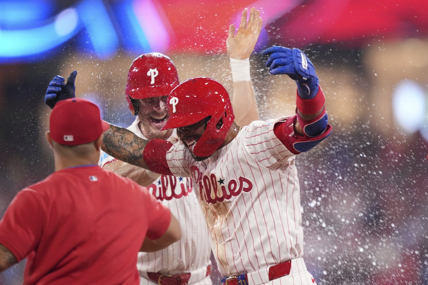 Phillies get 3-2, walk-off win over Boston on catcher’s interference call with bases loaded in 10th | iNFOnews.ca