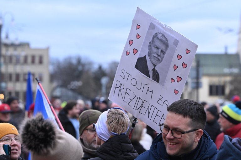 Thousands of Czechs rally in support of President Pavel in his dispute with foreign minister | iNFOnews.ca