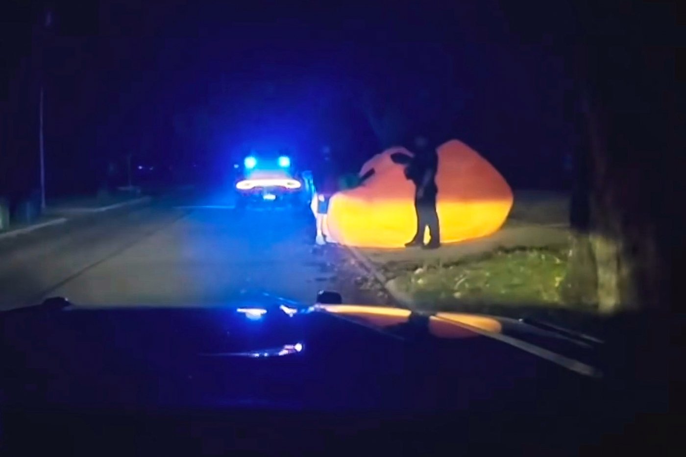 After a police pursuit of a huge inflatable pumpkin, body cam video shows officer struggling with it | iNFOnews.ca After a police pursuit of a huge inflatable pumpkin, body cam video shows officer struggling with it | iNFOnews.ca