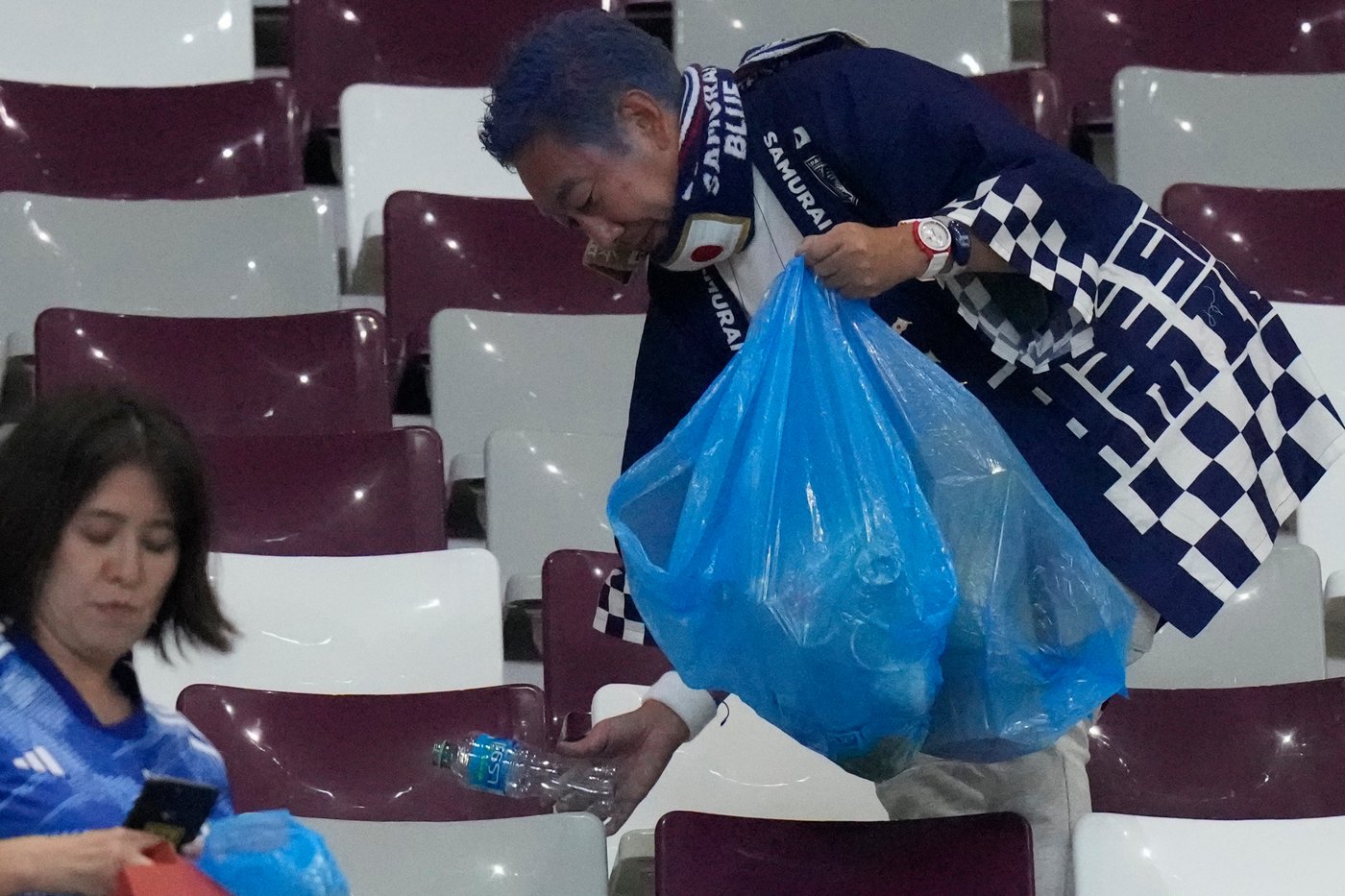Why you may see Japanese soccer fans cleaning up the stadium after World Cup games | iNFOnews.ca Why you may see Japanese soccer fans cleaning up the stadium after World Cup games | iNFOnews.ca