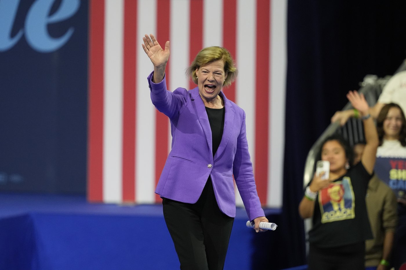 Obama and Walz urge Democrats to vote early in battleground Wisconsin | iNFOnews.ca
