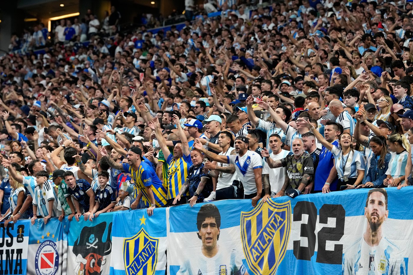 Rumbunctious pro-Argentina crowd makes defending World Cup champions feel at home in Atlanta | iNFOnews.ca Rumbunctious pro-Argentina crowd makes defending World Cup champions feel at home in Atlanta | iNFOnews.ca