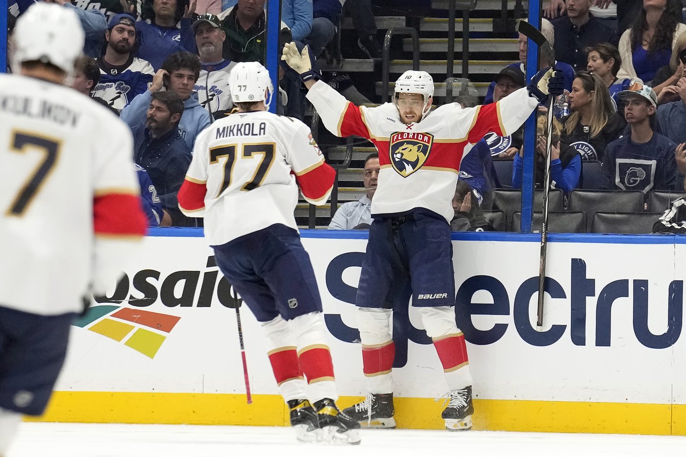 Panthers use short-handed goals to beat Lightning 4-2 in opener of home-and-home set | iNFOnews.ca