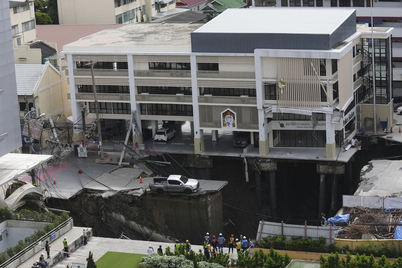 A Bangkok road collapse creates a sinkhole disrupting traffic and prompting evacuations | iNFOnews.ca