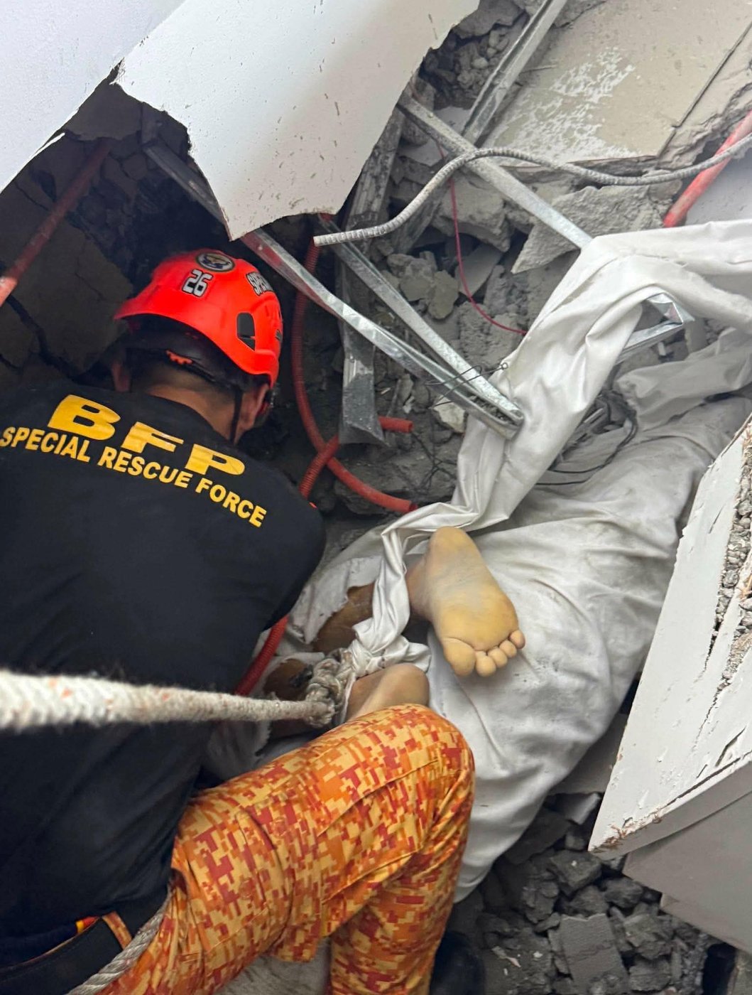 Building under construction in Philippines collapses, leaving 1 dead and 21 trapped | iNhome