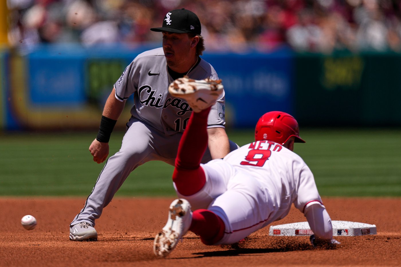 Travis d'Arnaud's 3-run homer, Walbert Ureña's strong outing help Angels beat White Sox 8-2 | iNFOnews.ca Travis d'Arnaud's 3-run homer, Walbert Ureña's strong outing help Angels beat White Sox 8-2 | iNFOnews.ca