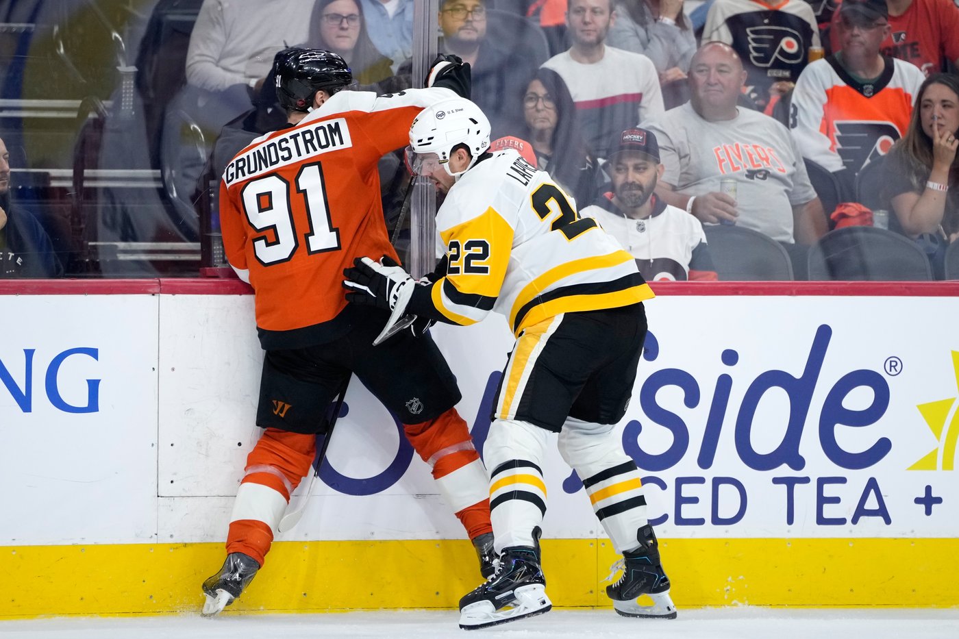 Malkin scores, Silovs stops 19 shots as Penguins pile on in 7-0 win over Flyers in teams' opener | iNFOnews.ca