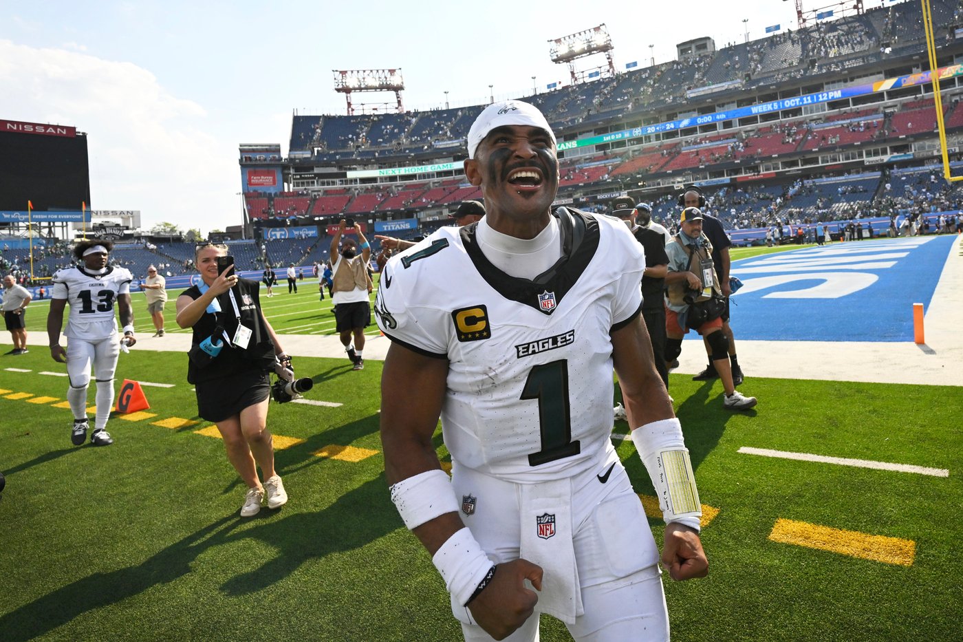 Jalen Hurts hits Darius Cooper for TD with 9 seconds left to lift the Eagles past the Titans 24-20 | iNFOnews.ca Jalen Hurts hits Darius Cooper for TD with 9 seconds left to lift the Eagles past the Titans 24-20 | iNFOnews.ca