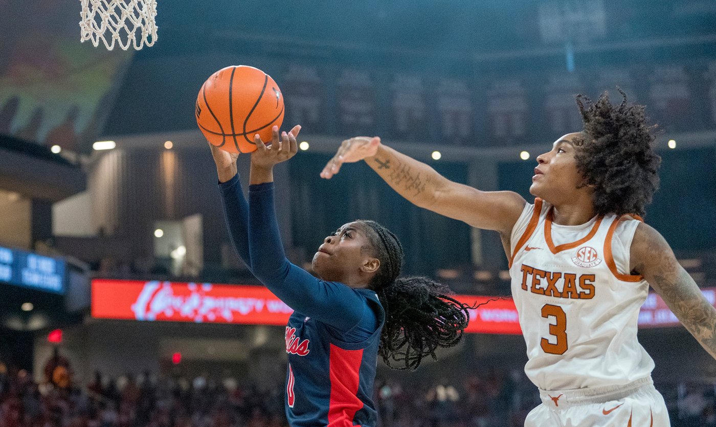 Lee scores 17 and makes clutch play to help No. 2 Texas survive No. 15 Mississippi 67-64 | iNFOnews.ca