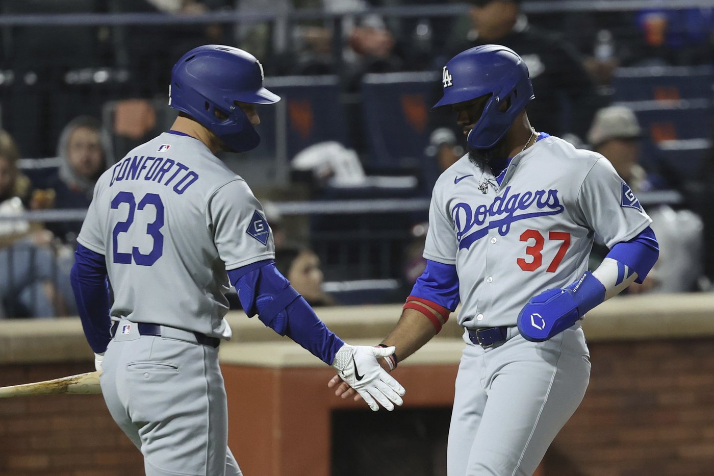 Hernández sends Dodgers past Mets 7-5 in 13 innings in wild and rainy NLCS rematch | iNFOnews.ca Hernández sends Dodgers past Mets 7-5 in 13 innings in wild and rainy NLCS rematch | iNFOnews.ca