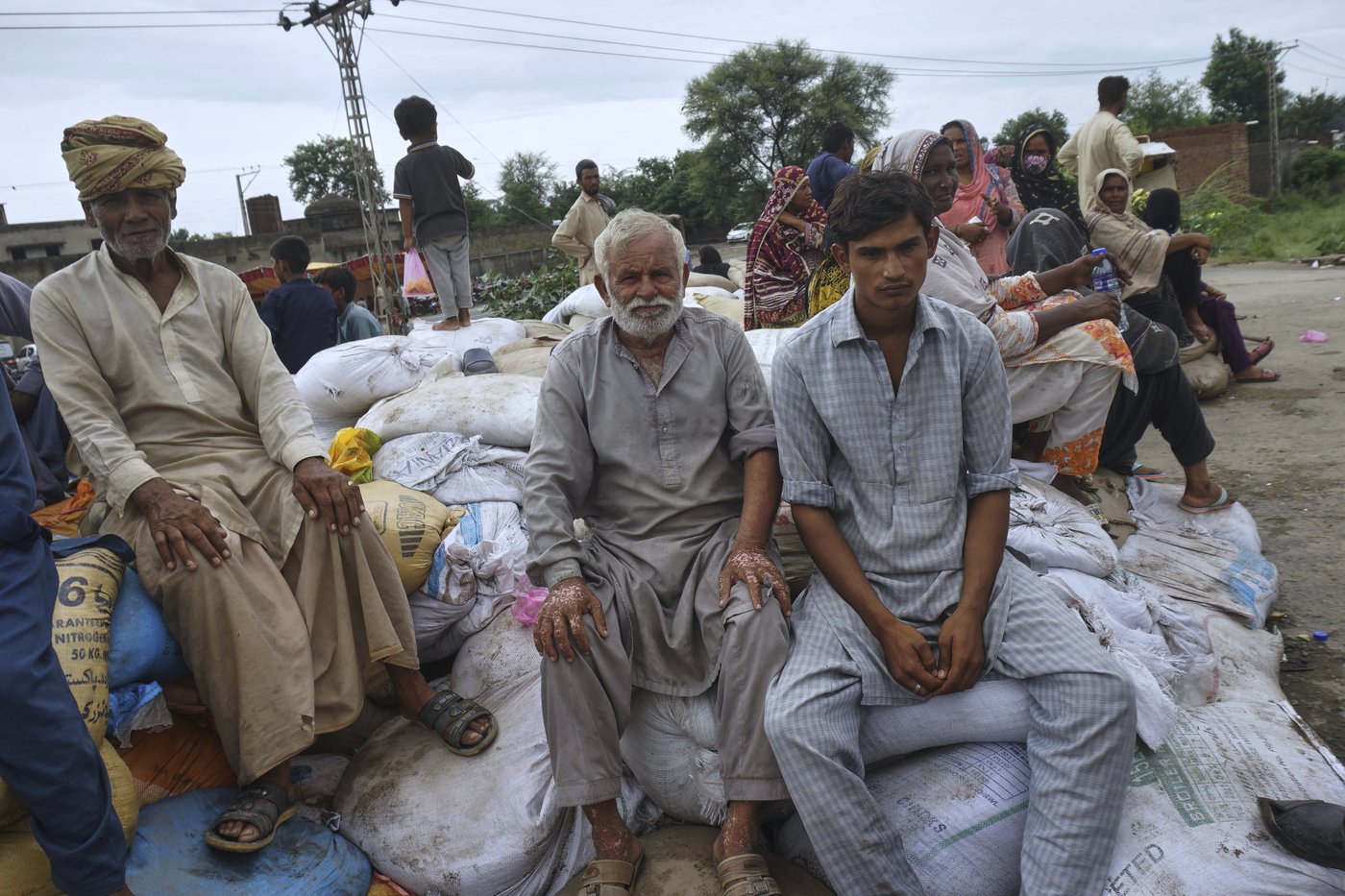 Pakistani rescuers use drones to help evacuate thousands as floods devastate Punjab | iNFOnews.ca
