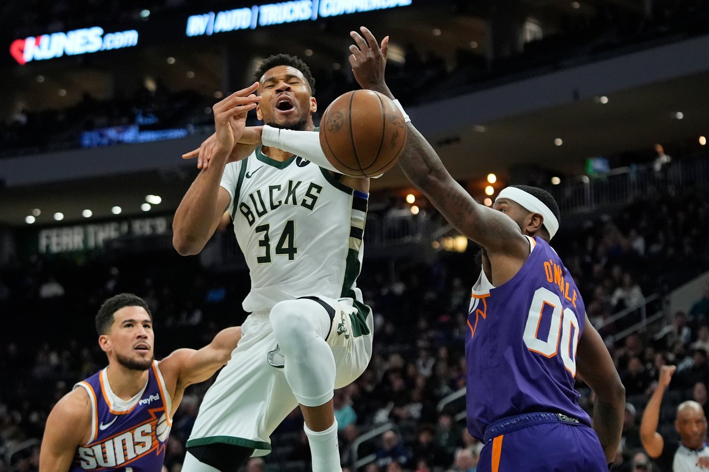 Hot-shooting Suns have three 20-point scorers in 129-114 victory over Bucks | iNFOnews.ca