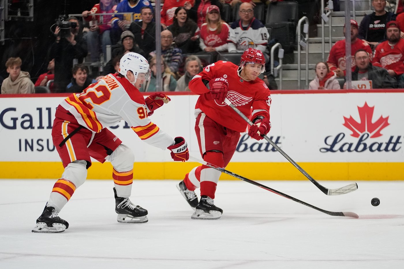 Kane scores twice to lead Red Wings over Flames 5-2 a in milestone night | iNFOnews.ca