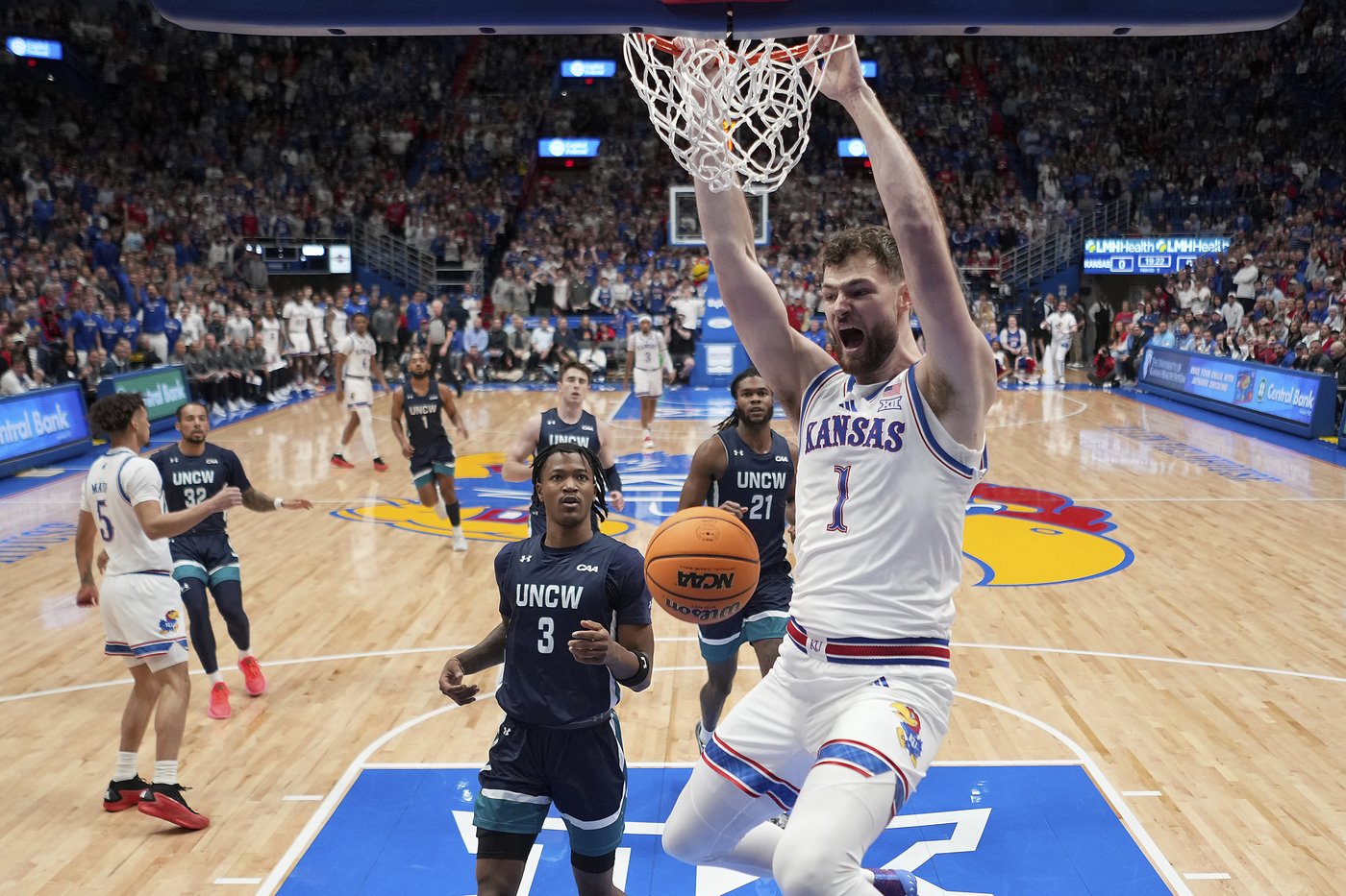 No. 1 Kansas overcomes sluggish start, beats UNC Wilmington 84-66 to give Bill Self 800th career win | iNFOnews.ca No. 1 Kansas overcomes sluggish start, beats UNC Wilmington 84-66 to give Bill Self 800th career win | iNFOnews.ca