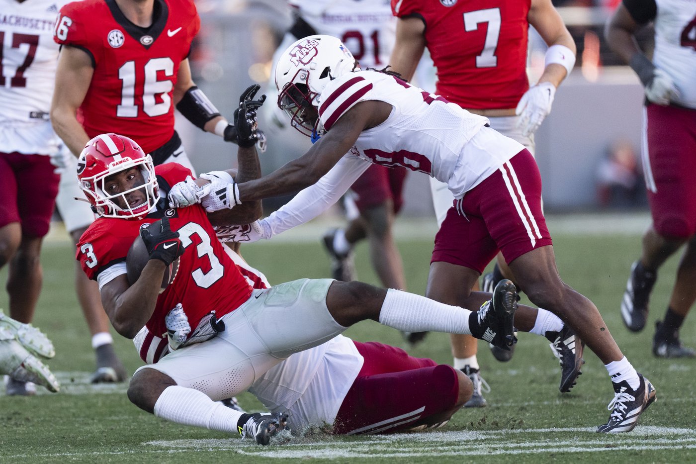 Beck throws 4 TD passes and Frazier runs for 3 scores to lead No. 8 Georgia past UMass, 59-21 | iNFOnews.ca Beck throws 4 TD passes and Frazier runs for 3 scores to lead No. 8 Georgia past UMass, 59-21 | iNFOnews.ca