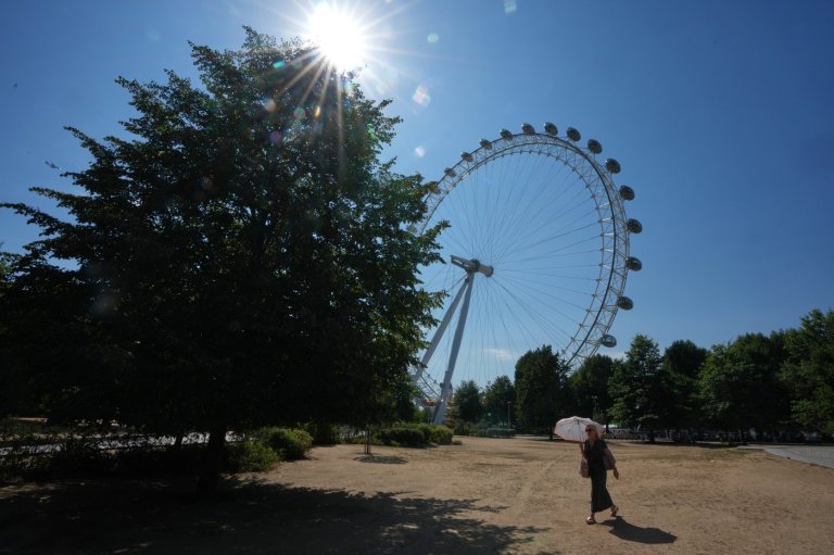 Britain records its hottest day of the year as summer heat grips parts of Europe, in photos | iNFOnews.ca