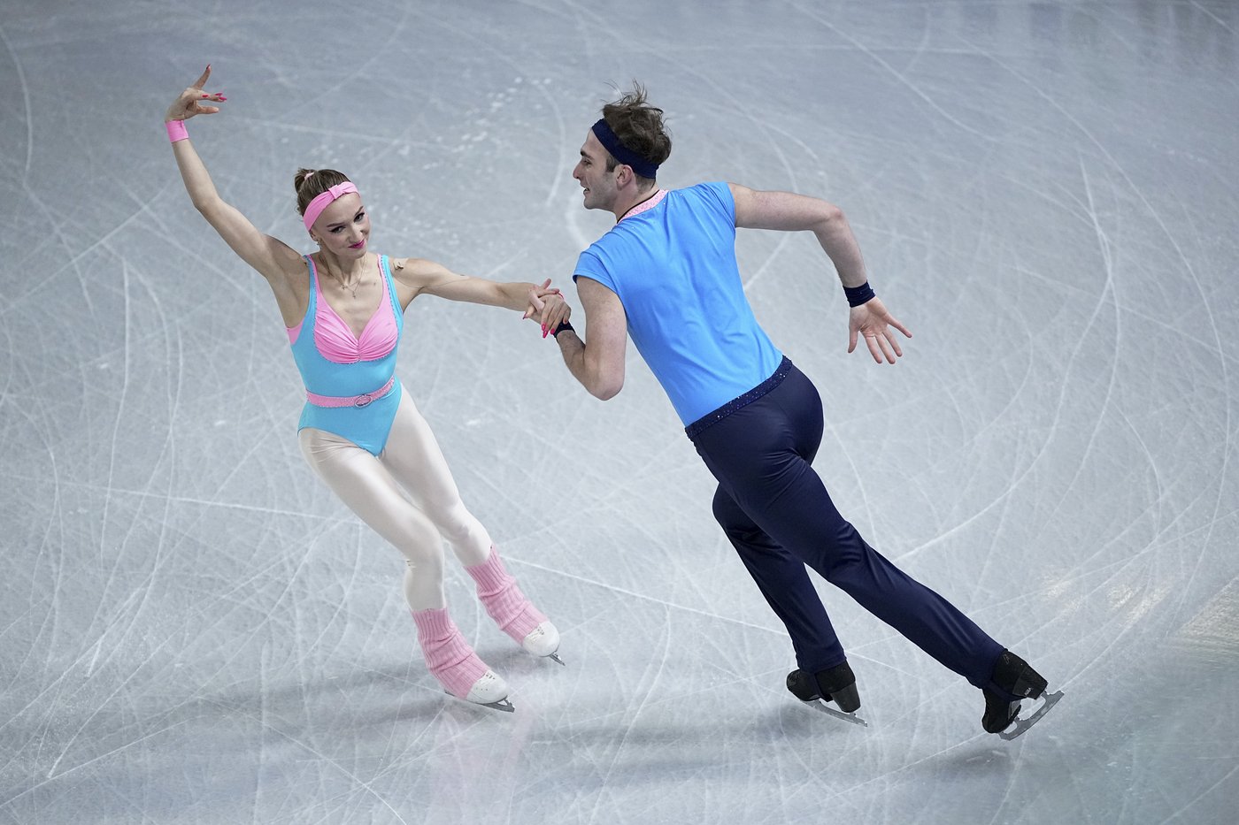 Amber Glenn takes the lead in Grand Prix Final figure skating after Kaori Sakamoto falls | iNFOnews.ca