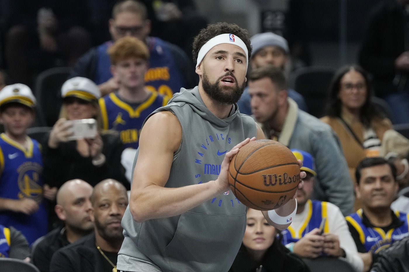 Klay Thompson returns to cheers from some 400 Warriors employees | iNFOnews.ca Klay Thompson returns to cheers from some 400 Warriors employees | iNFOnews.ca