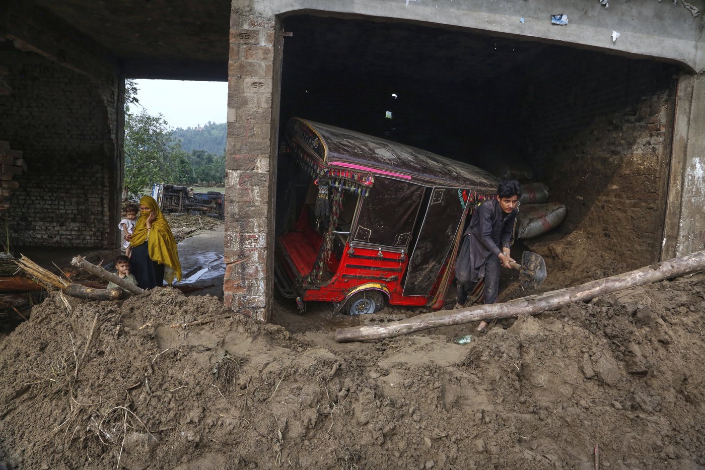 Photos of mourners and searches for the missing from flash floods in Pakistan and India | iNFOnews.ca
