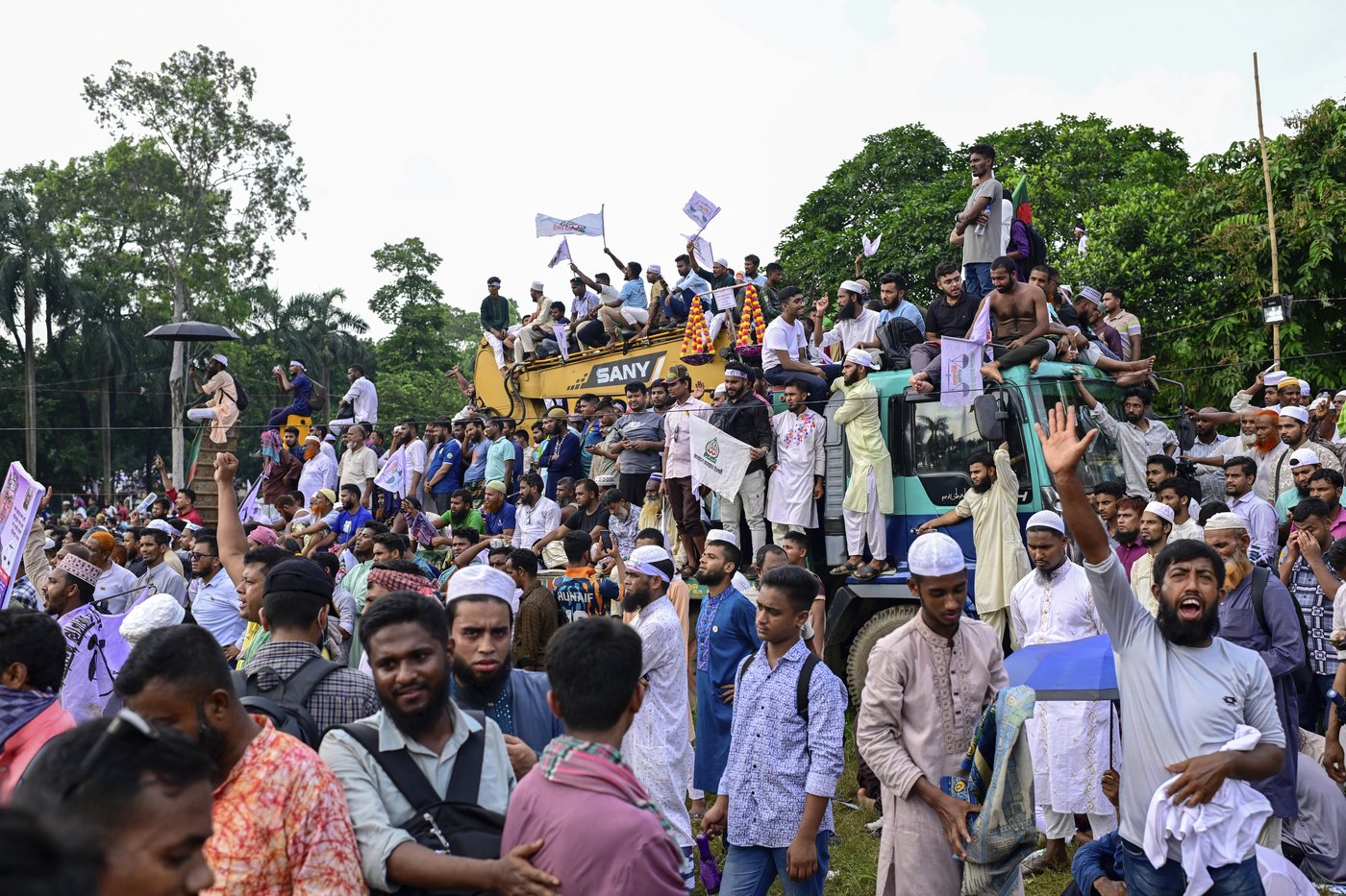 Bangladesh's Islamist party projects force with a big rally in Dhaka | iNFOnews.ca
