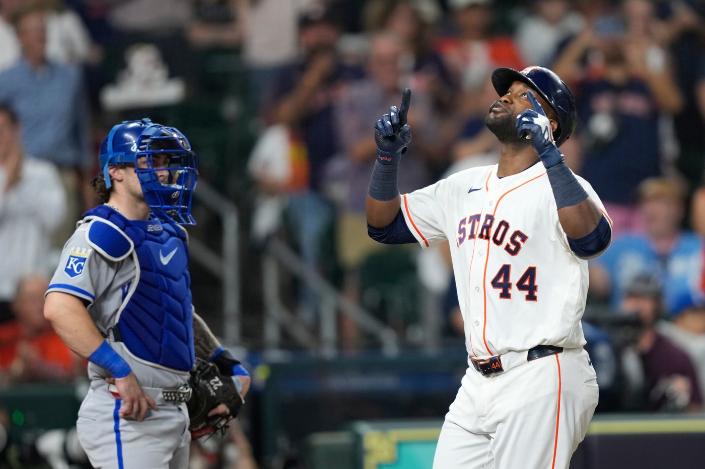 Alvarez hits 40th home run, Astros beat Royals 6-2 to move 1 game ahead of Rangers for AL West lead | iNFOnews.ca