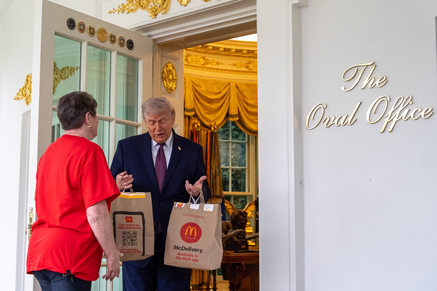 Trump tips DoorDash driver $100 for delivering McDonald's to Oval Office | iNFOnews.ca Trump tips DoorDash driver $100 for delivering McDonald's to Oval Office | iNFOnews.ca