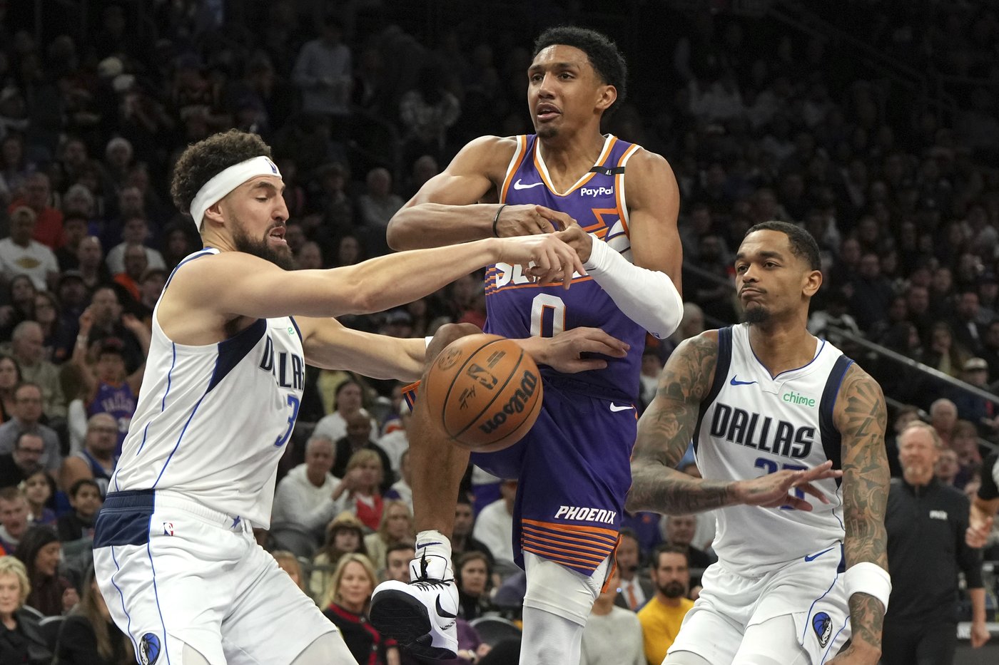 Kyrie Irving scores 20, Mavs win first game after Doncic's injury by beating the Suns 98-89 | iNFOnews.ca