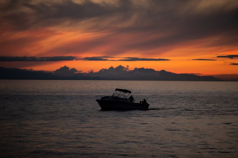 Eleven, including youth, rescued from West Vancouver waters after canoe overturned | iNFOnews.ca