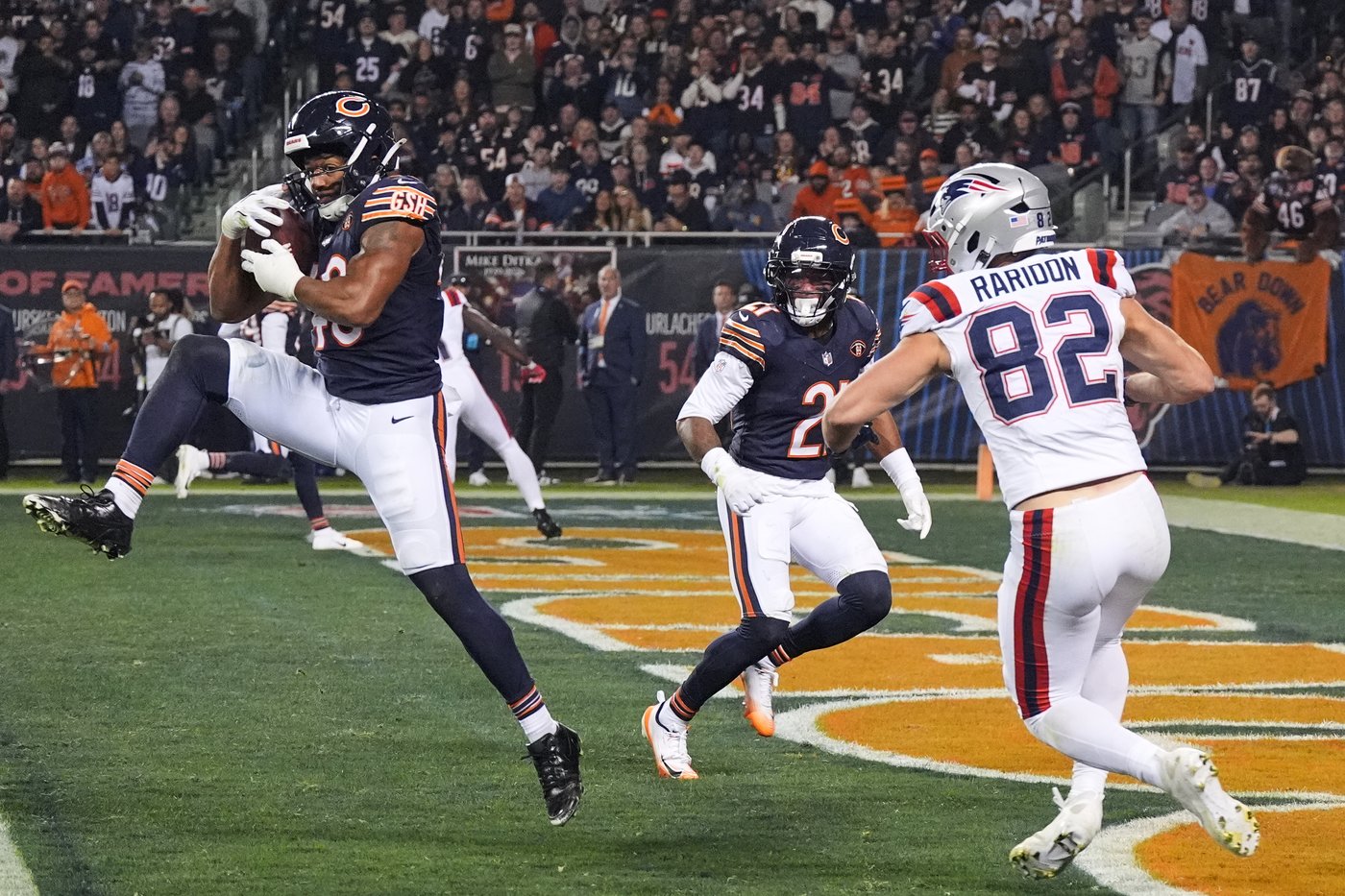 Caleb Williams throws 2 TD passes as the Bears beat Drake Maye and the Patriots 30-24 | iNFOnews.ca