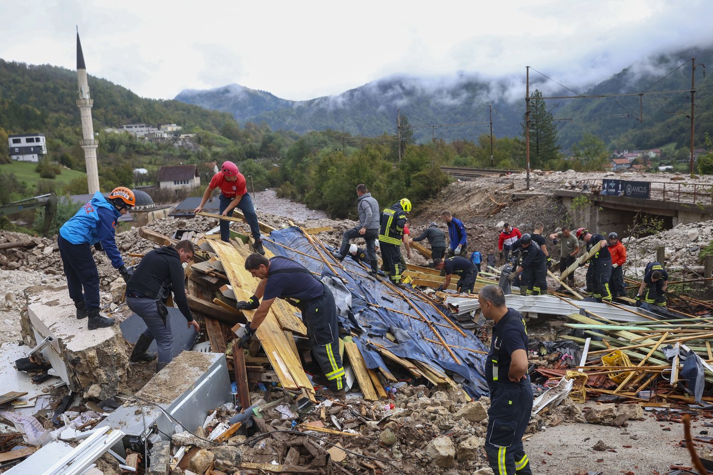 Rescue teams search for missing after floods, landslides kill at least 16 in Bosnia | iNFOnews.ca