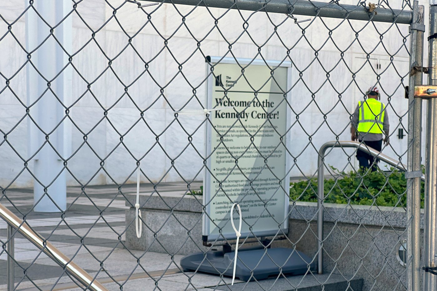 Fencing goes up around the main Kennedy Center building after Trump-aligned board votes to close it | iNFOnews.ca