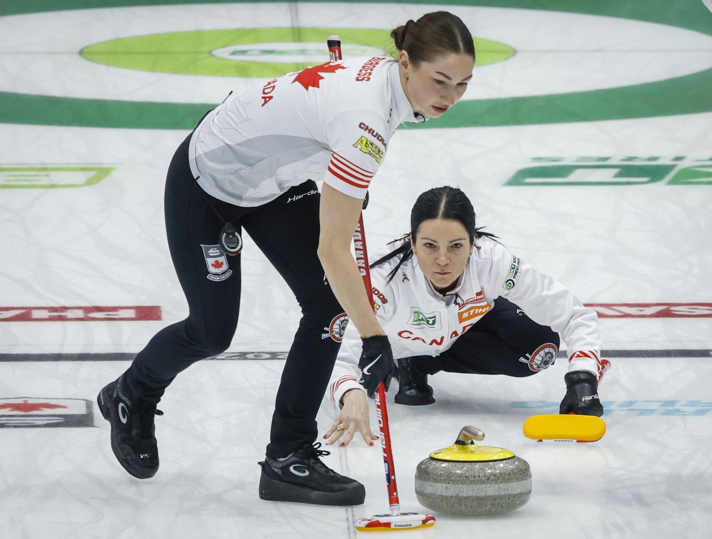 No handshakes: Canada's Einarson protects sprained finger at women's world curling | iNFOnews.ca No handshakes: Canada's Einarson protects sprained finger at women's world curling | iNFOnews.ca