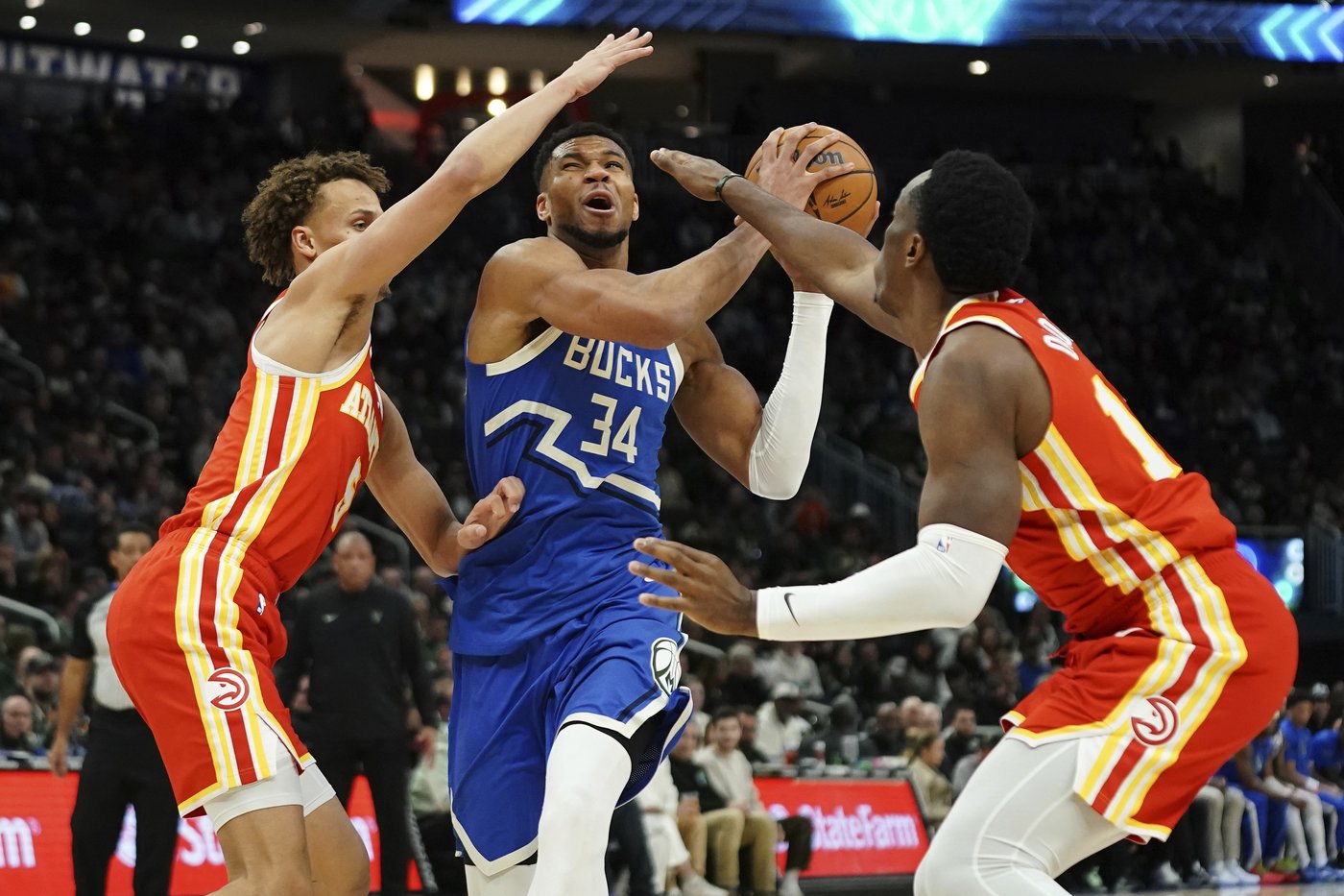 Hawks win 5th straight game and halt the Bucks' winning streak at 7 with 119-104 victory | iNFOnews.ca