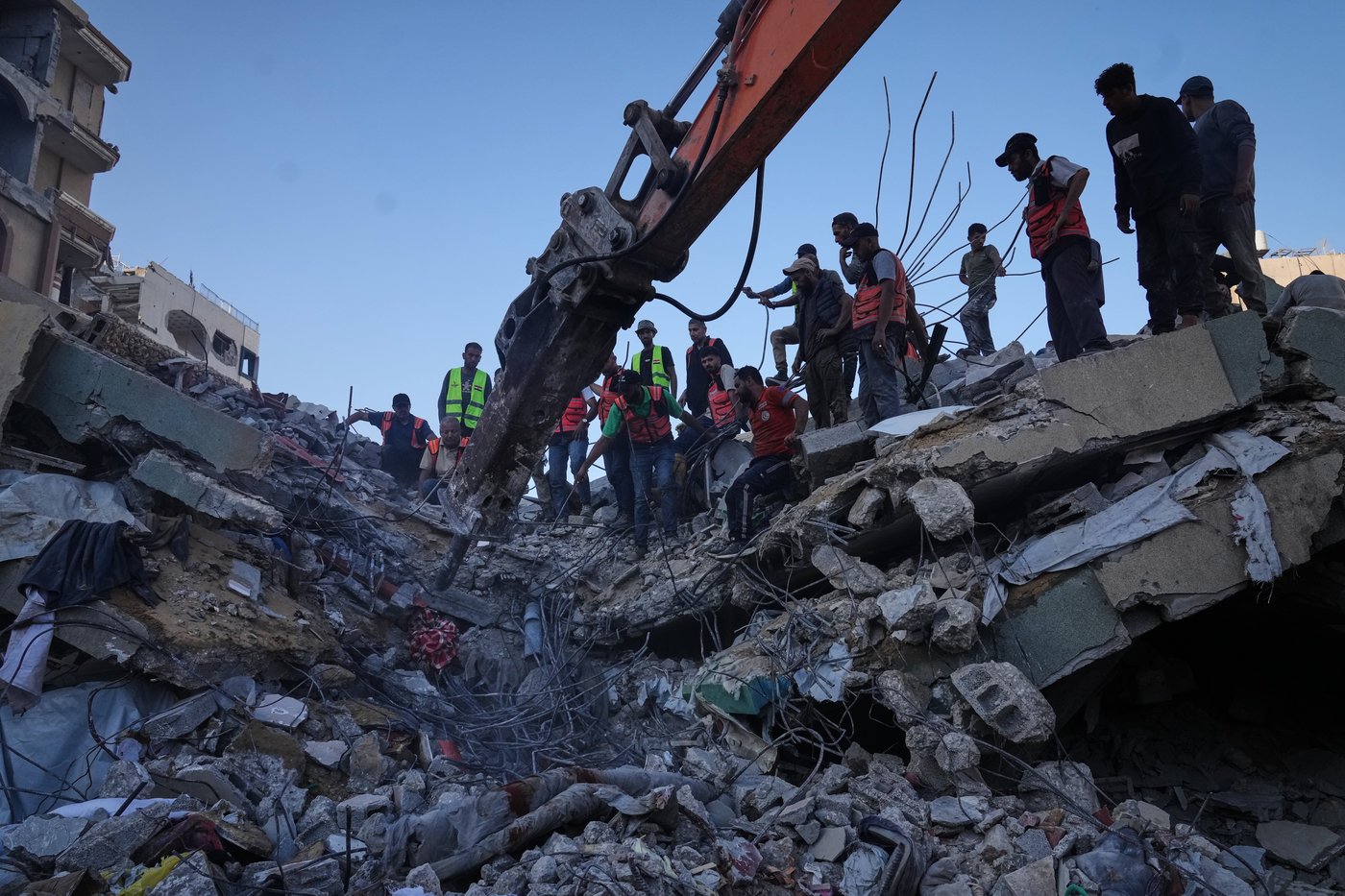 Photos show rescuers recovering bodies after strike-damaged building collapses in Gaza | iNFOnews.ca